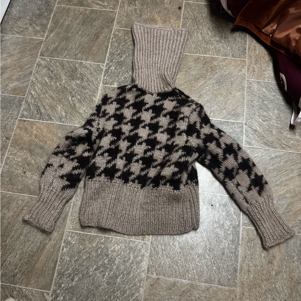 Stylish Houndstooth Patterned Sweater - image 1
